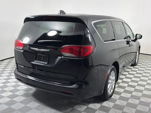Used 2022 Chrysler Voyager LX FWD image 5