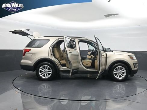 Used 2017 Ford Explorer XLT FWD image 27