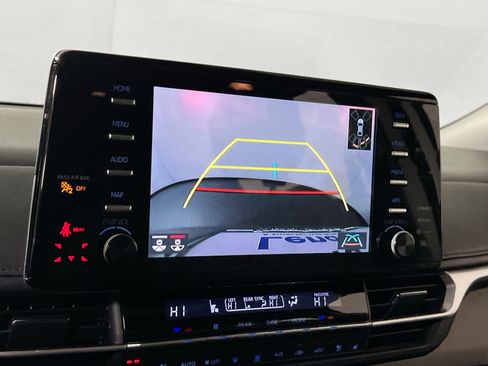 Used 2022 Toyota Sienna Limited image 14