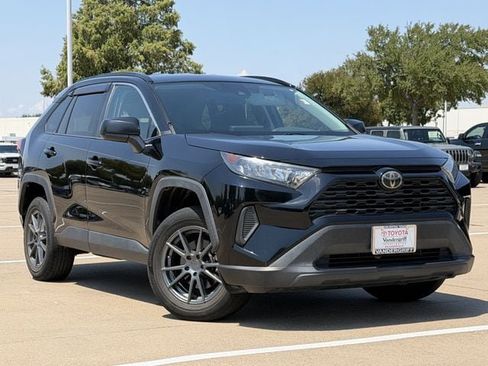 Used 2021 Toyota RAV4 LE FWD image 2