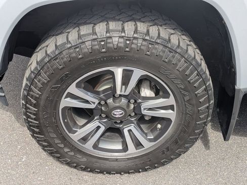 Used 2018 Toyota Tacoma TRD Sport AWD/4WD image 28