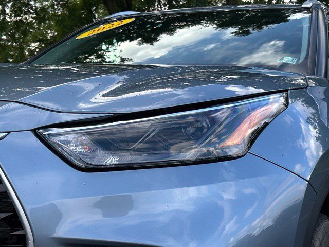 Used 2022 Toyota Highlander XLE AWD/4WD image 11