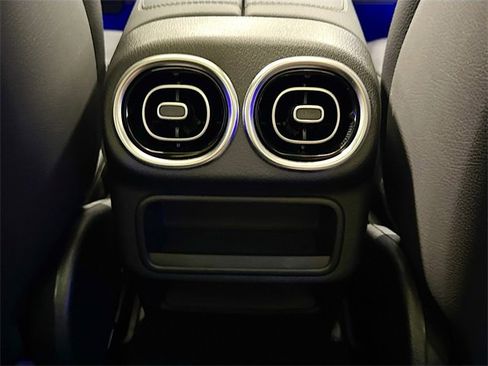 Used 2025 Mercedes-Benz GLC 300 4MATIC image 27