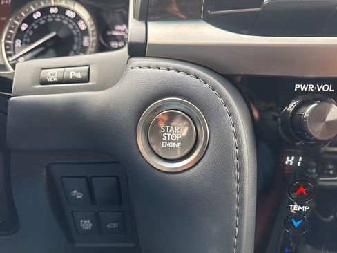 Used 2021 Lexus LX 570 4WD w/ Luxury Package image 25