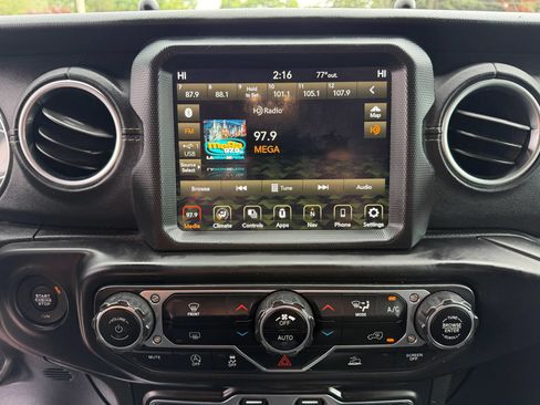 Used 2020 Jeep Gladiator Overland AWD/4WD image 17