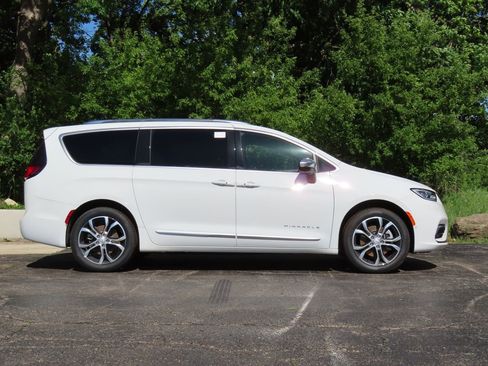 New 2026 Chrysler Pacifica Pinnacle w/ Trailer Tow Group AWD/4WD image 2