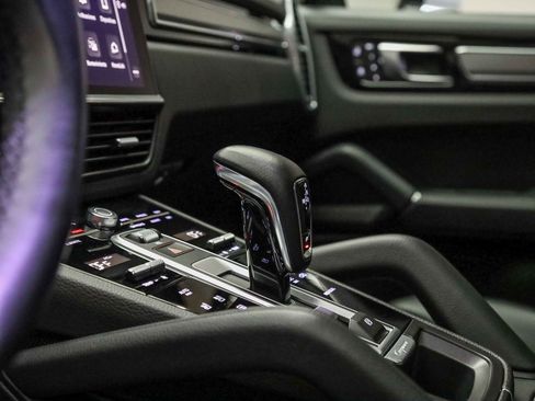 Used 2023 Porsche Cayenne Platinum Edition image 28