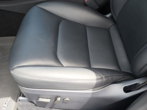 Used 2024 Tesla Model Y Long Range AWD/4WD image 18