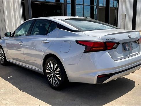 Used 2025 Nissan Altima 2.5 SV image 3