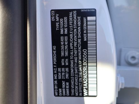 Certified 2024 Porsche Macan AWD/4WD image 28