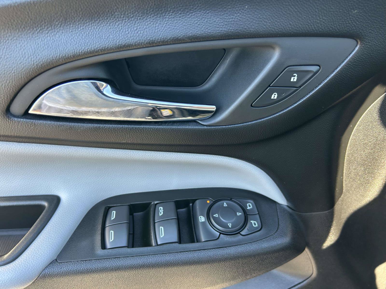Used 2018 Chevrolet Equinox LS FWD image 14