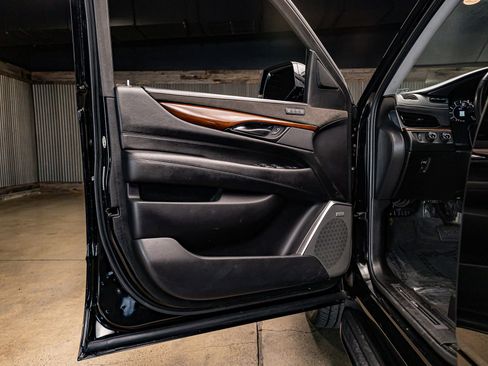 Used 2020 Cadillac Escalade ESV Premium Luxury image 28