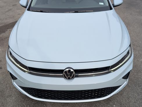 Used 2025 Volkswagen Jetta SE w/ Sunroof Package image 12