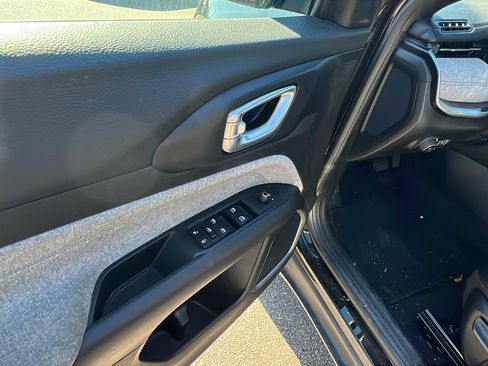 Used 2024 Jeep Compass Latitude image 15