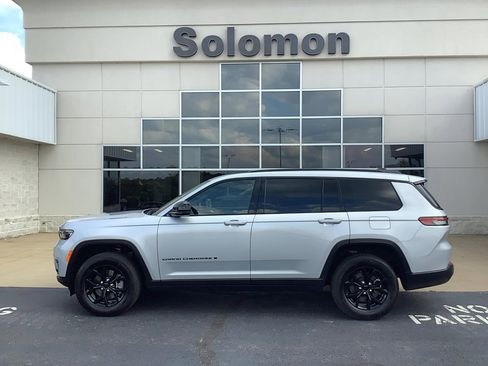 Certified 2024 Jeep Grand Cherokee L Laredo image 3