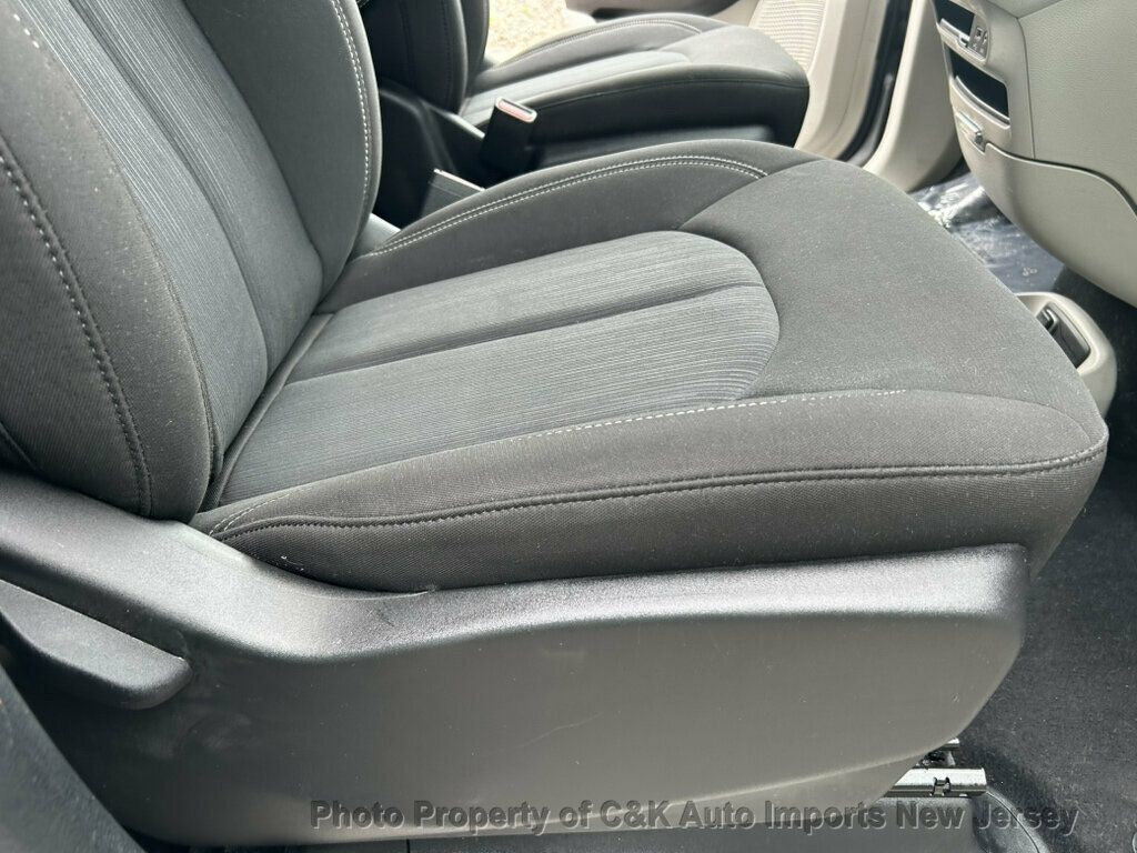Used 2020 Chrysler Voyager L FWD image 31