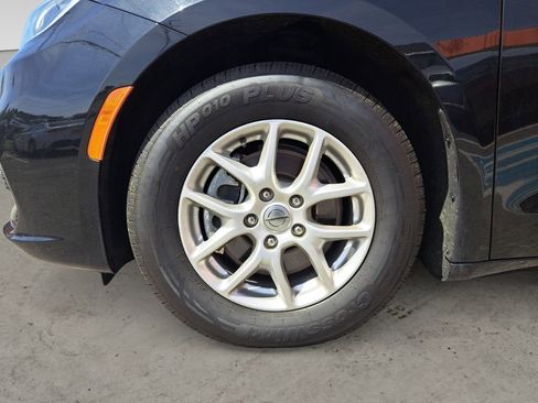 Used 2023 Chrysler Pacifica Touring-L FWD image 14