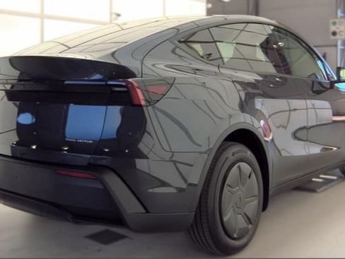 Used 2026 Tesla Model Y AWD image 4