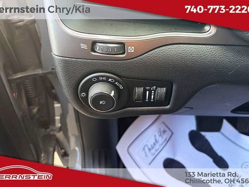 Used 2021 Jeep Cherokee Latitude Lux w/ Mopar Interior Package AWD/4WD image 17