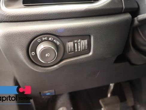 Used 2025 Chrysler Pacifica Limited FWD image 13