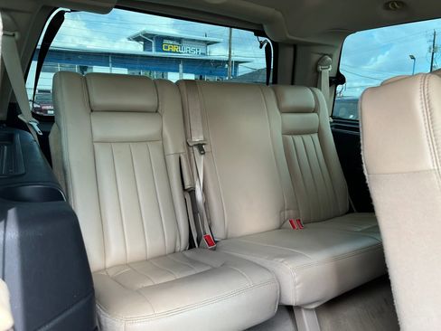 Used 2006 Lincoln Navigator Luxury RWD image 15