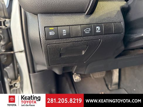 Used 2020 Toyota Camry SE image 11