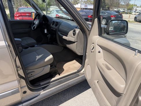 Used 2005 Jeep Liberty Sport image 18