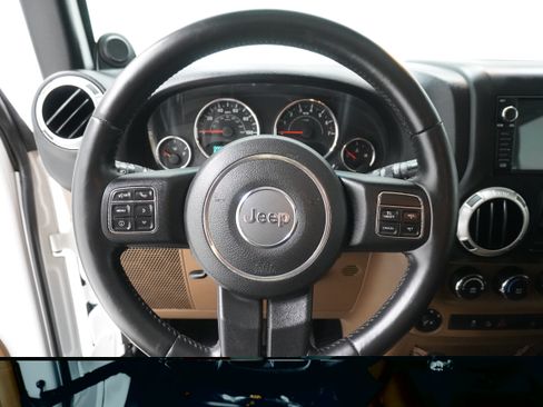Used 2014 Jeep Wrangler Unlimited Sahara w/ Connectivity Group AWD/4WD image 17