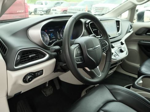 Used 2023 Chrysler Pacifica Touring-L image 8