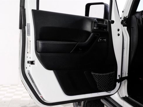 Used 2017 Jeep Wrangler Sahara image 31