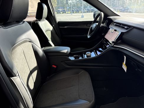 New 2026 Jeep Grand Cherokee Altitude RWD image 20