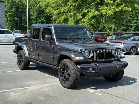 Used 2025 Jeep Gladiator Sport AWD/4WD image 7