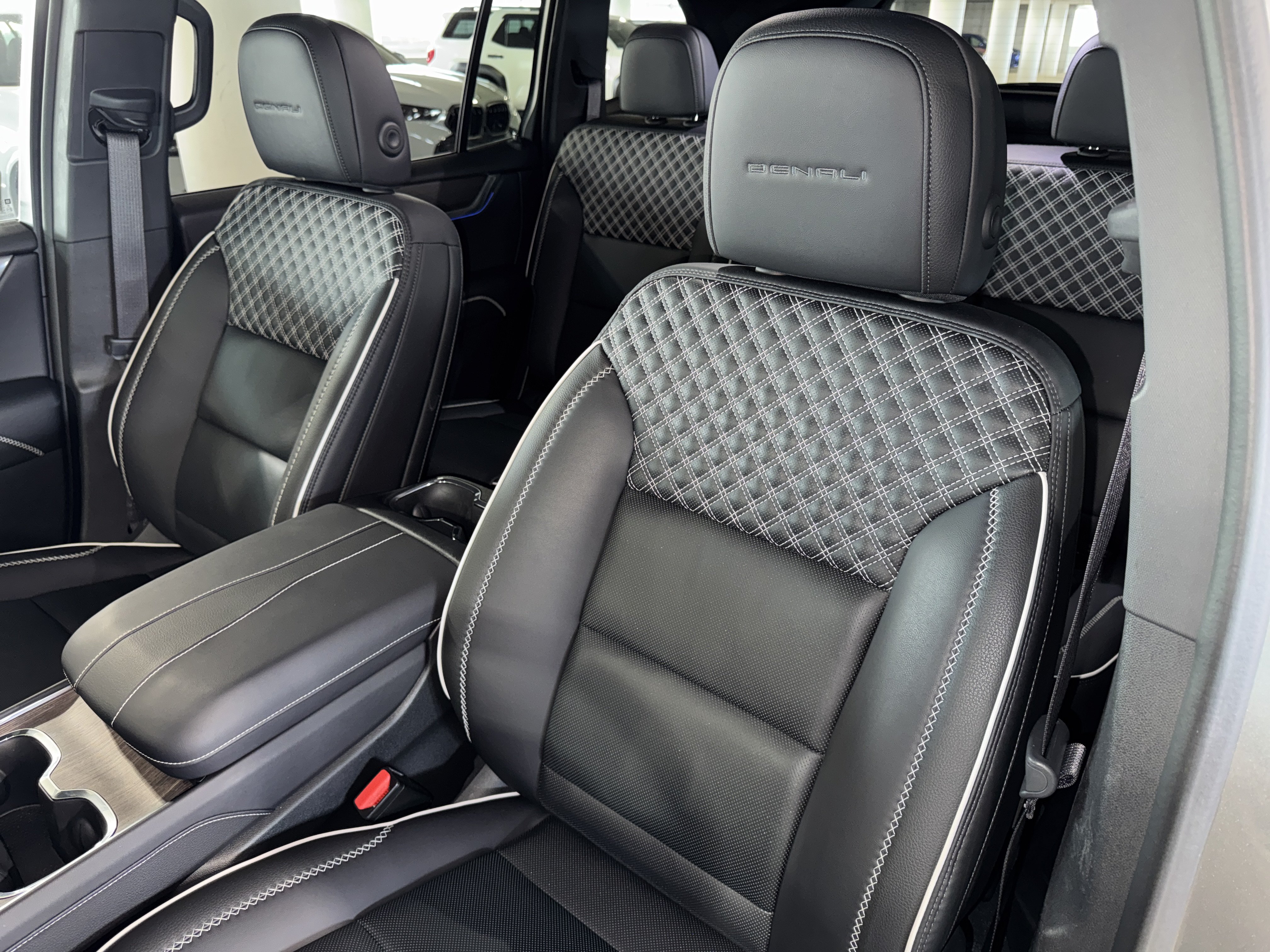 Used 2025 GMC Acadia Denali FWD image 33