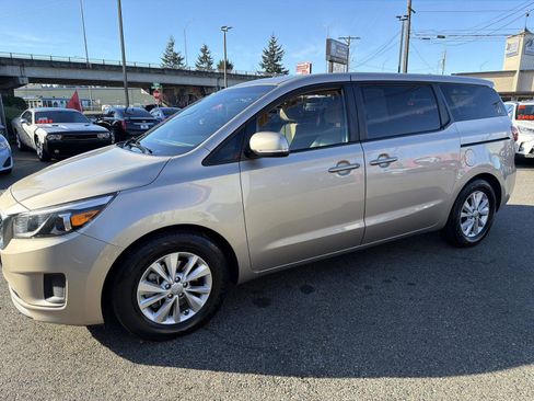 Used 2017 Kia Sedona LX image 6