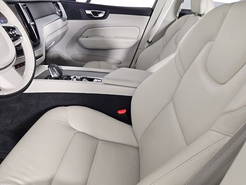 Certified 2025 Volvo XC60 T8 Plus w/ Protection Package Premier image 18