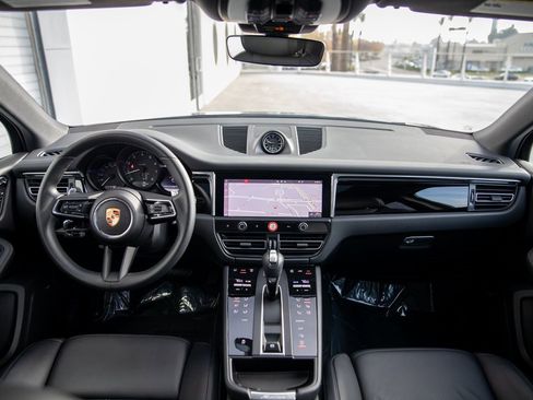 Certified 2025 Porsche Macan image 13
