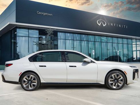 Used 2024 BMW 750e xDrive w/ Executive Package image 4