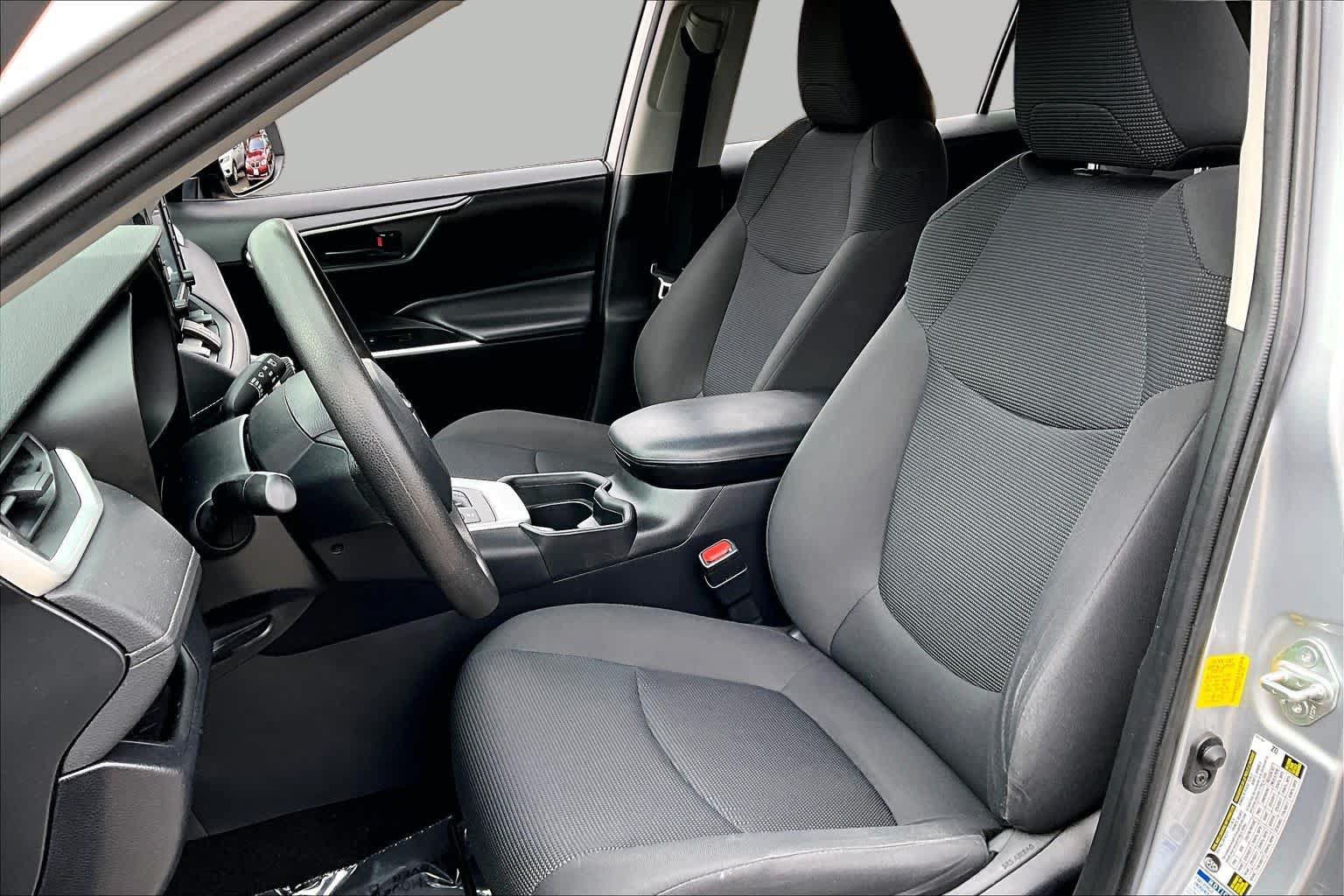 Used 2019 Toyota RAV4 LE w/ Carpet Mat Package AWD/4WD image 7