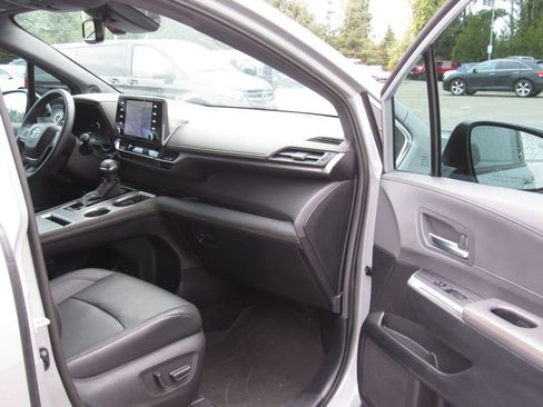 Certified 2024 Toyota Sienna XLE Woodland Edition AWD/4WD image 19