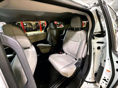 Used 2024 Toyota Sienna LE image 15