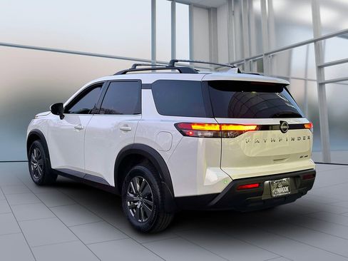 Used 2024 Nissan Pathfinder SV image 8