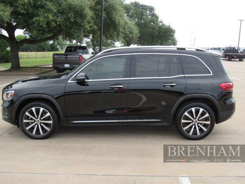 Used 2022 Mercedes-Benz GLB 250 w/ Premium Package image 2