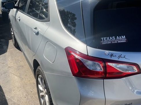 Used 2021 Chevrolet Equinox LS w/ LS Convenience Package image 2