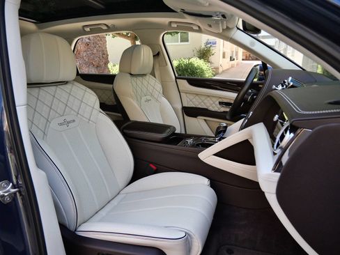 Used 2021 Bentley Bentayga AWD/4WD image 24