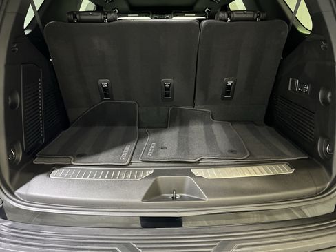 Used 2025 Chevrolet Tahoe High Country AWD/4WD image 14