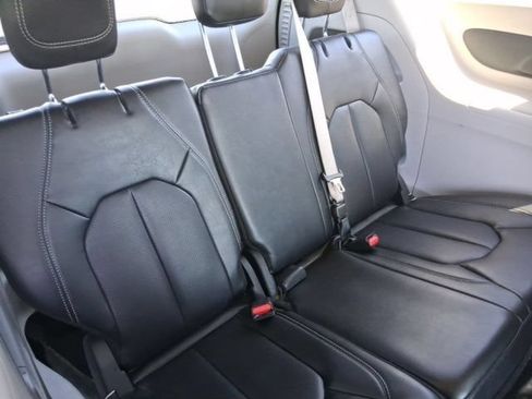 Used 2024 Chrysler Pacifica Touring-L FWD image 11