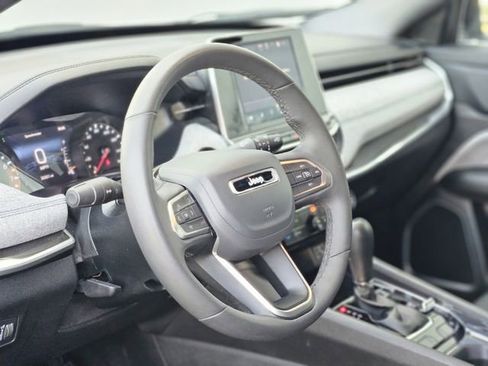 Used 2025 Jeep Compass Latitude AWD/4WD image 12