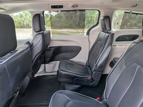 Used 2024 Chrysler Pacifica Limited FWD image 15