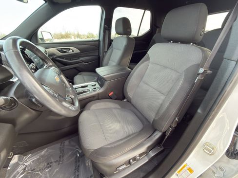 Used 2022 Chevrolet Traverse LT image 11
