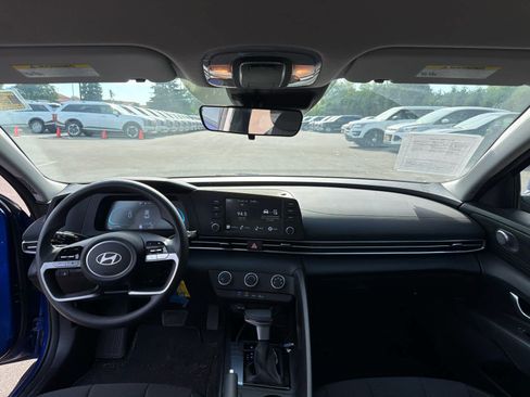Used 2025 Hyundai Elantra SE FWD image 7